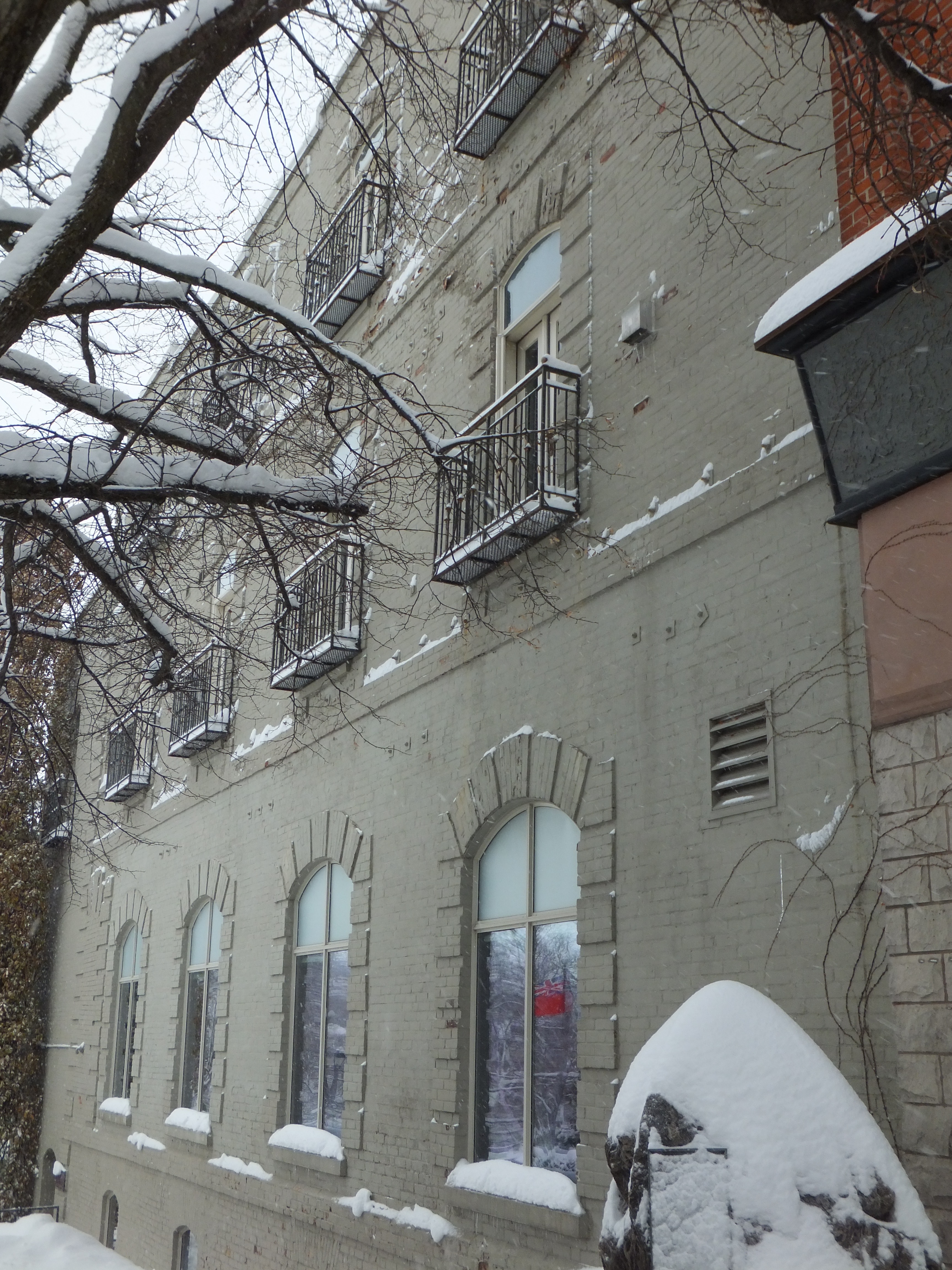 Side facade buff colour Queen Anne style building